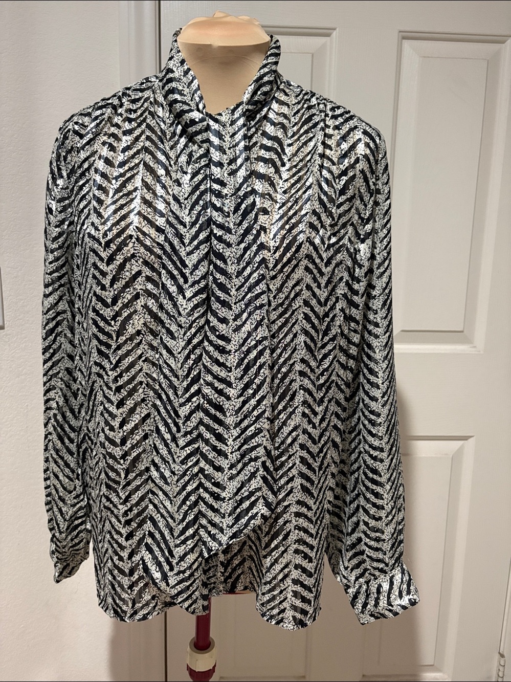 Alfred Dunner size 16 Blouse with an attached neck tie herringbone-style design